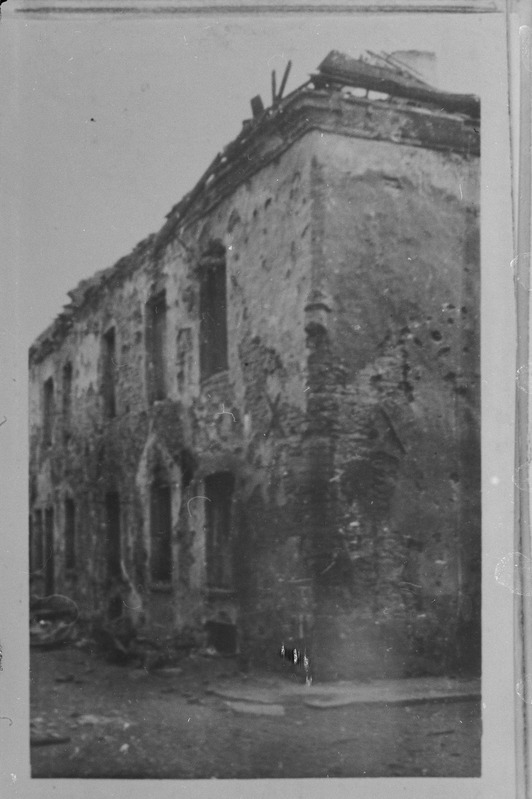 Narva sõjapurustused. Maja Eha tänava ja ? tänava nurgal. Vana portaal viiluga.