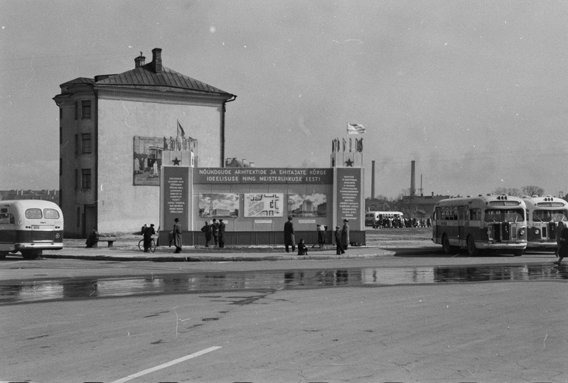 Töörahva püha 1. mail 1953. a-l. Stend Stalini väljakul (Tornide väljakul).