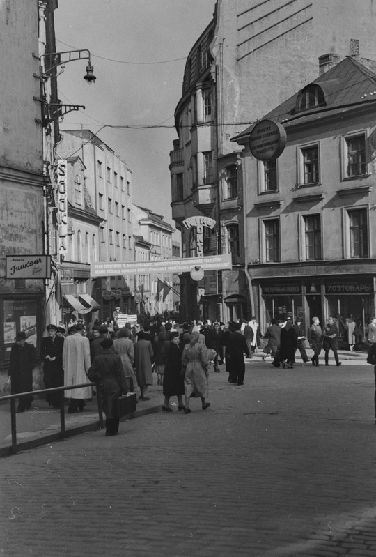 Töörahva püha 1. mail 1953. a-l.  Vaade Viru tänava algusele.