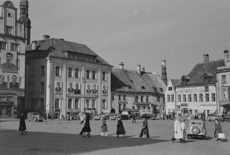 Töörahva püha 1. mail 1953. a-l. Vaade Raekoja platsile Mündi tänava suunas.