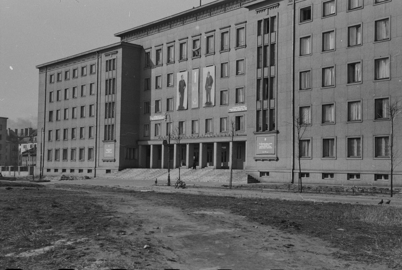 Töörahva püha 1. mail 1953. a-l. Dekoreeritud Põlevkivitööstuse Ministeeriumi hoone.