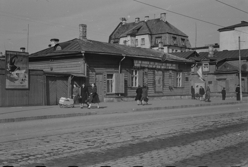 Töörahva püha 1. mail 1953. a-l. Dekoreeritud hoone Narva maanteel.