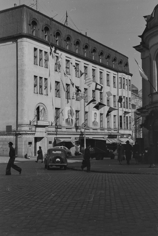 Töörahva püha 1. mail 1953. a-l. Eesti Meralaevanduse poolt dekoreeritud hoone Suur-Karja tänaval.