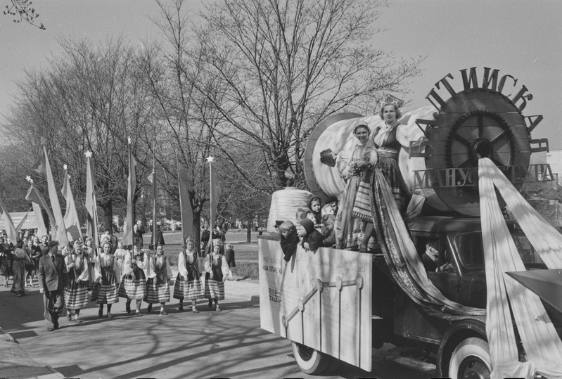 Töörahva püha 1. mail 1953. a-l. Töötajate rongkäik.