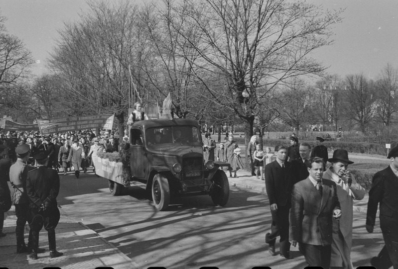 Töörahva püha 1. mail 1953. a-l. Töötajate rongkäik.