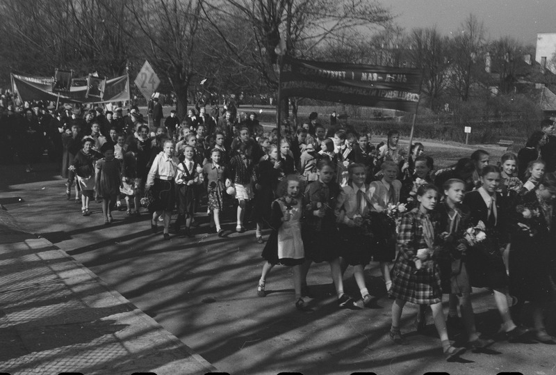 Töörahva püha 1. mail 1953. a-l. Õpilased rongkäigus.
