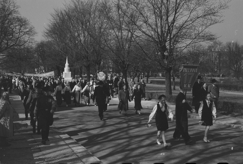 Töörahva püha 1. mail 1953. a-l. Õpilased rongkäigus.