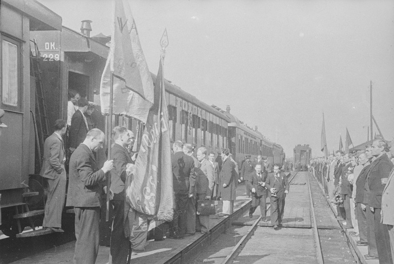 Eesti NSV Riigivolikogu delegatsiooni saabumine Moskvast. Töötajad Tapa jaama ees tervitamas saabuvat delegatsiooni.