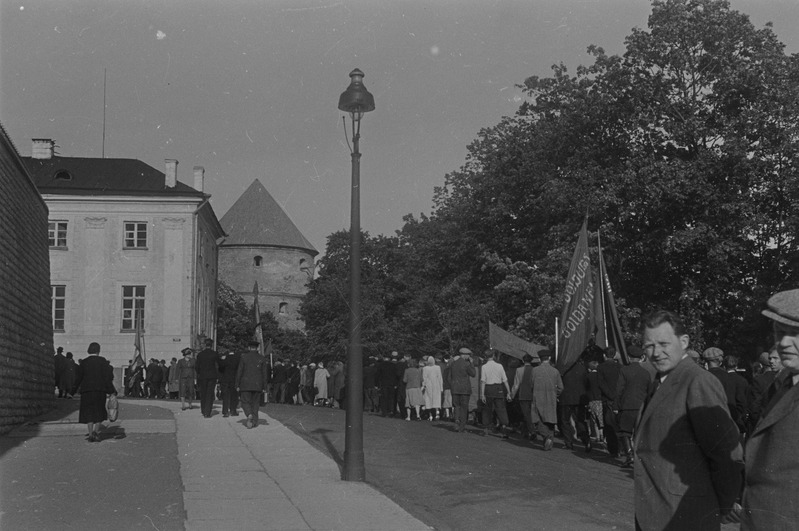 Juunipööre. Rahvas siirdumas üle Harjumäe Võiduväljaku poole. Juuni 1940, Tallinn.