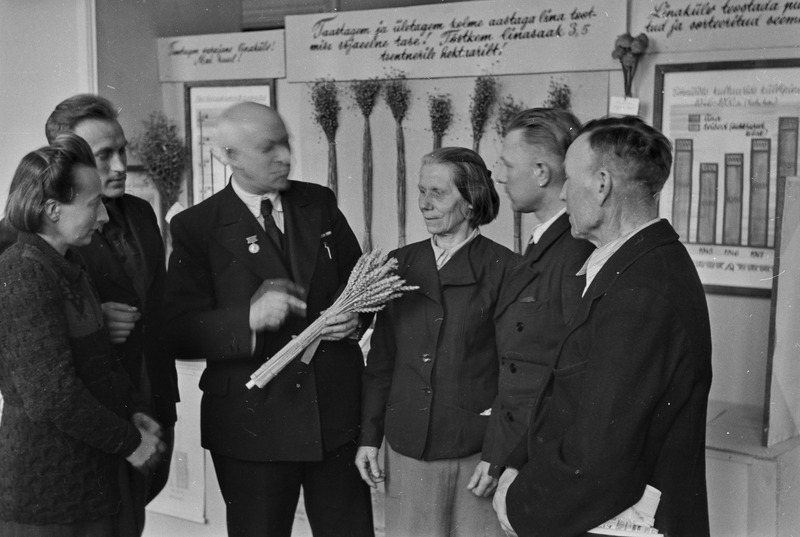 ENSV Kolhoosnikute I kongress. Sm. Eichfeld kõnelemas kongressi saadikutega.