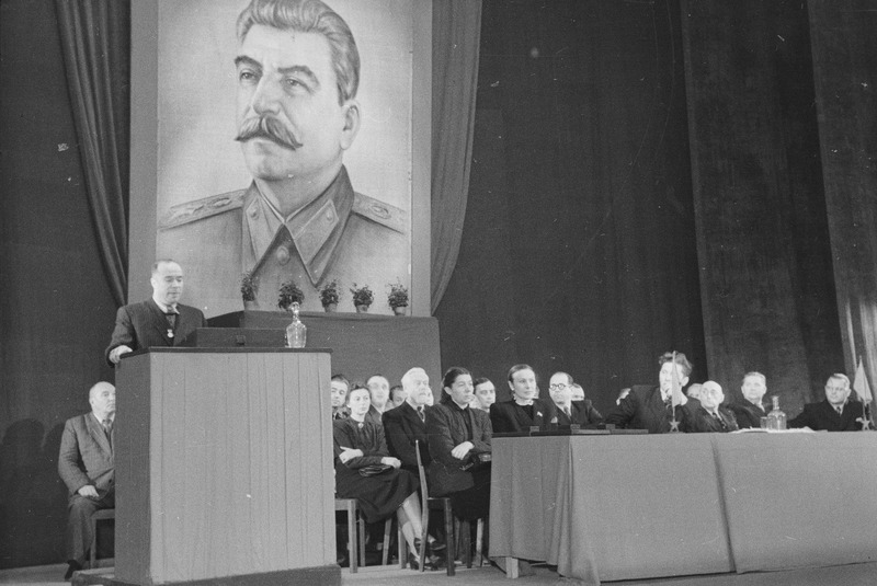 Sm. Aleksander Vinerile antakse kätte Stalini preemia. Estonia kontserdisaal, vaade presiidiumile.