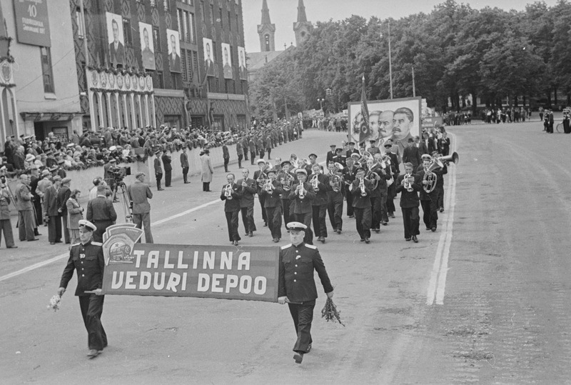 Töötajate demonstratsioon Eesti NSV 10. Aastapäeva puhul Võidu (Vabaduse) väljakul.