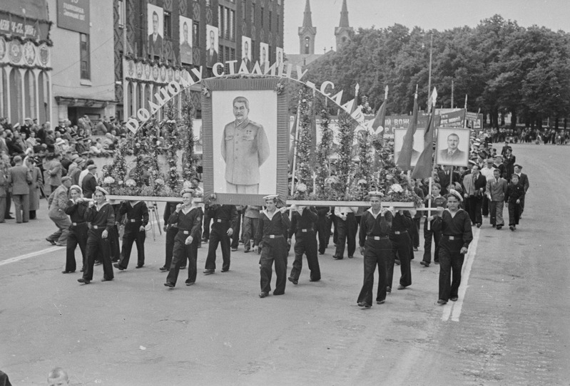 Töötajate demonstratsioon Eesti NSV 10. Aastapäeva puhul Võidu (Vabaduse) väljakul.