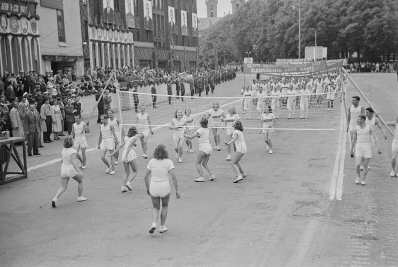 Töötajate demonstratsioon Eesti NSV 10. Aastapäeva puhul Võidu (Vabaduse) väljakul.