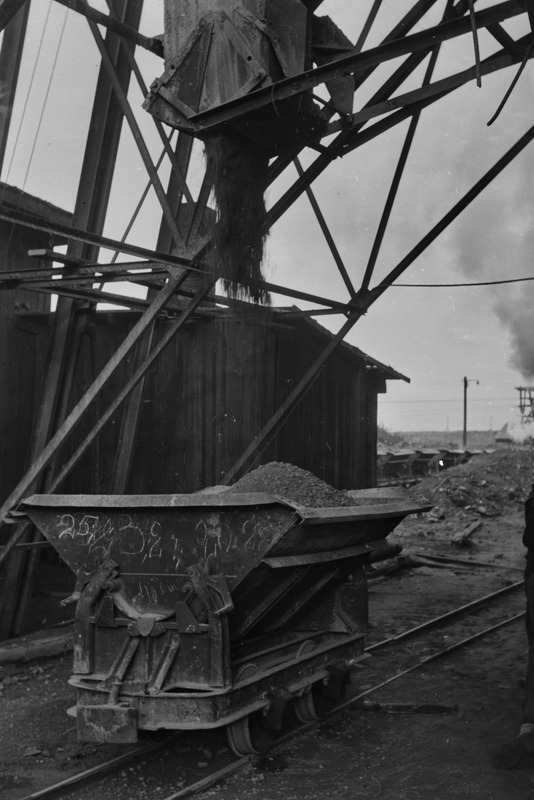 Eesti põlevkivibasseinis. Tööstuse välisvaade.