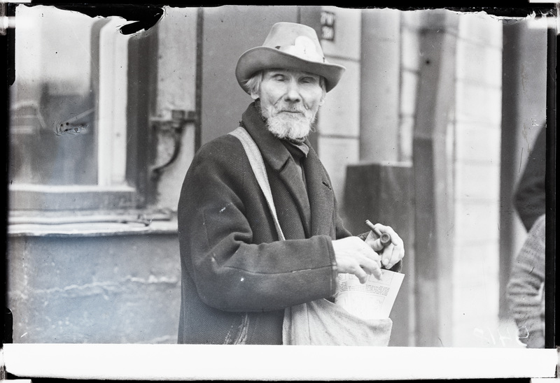 Vana lehemüüja vaskse numbrivõruga kaabul.