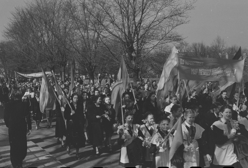 Töörahva püha 1. mail 1953. a-l. Õpilased rongkäigus.