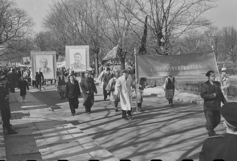 Töörahva püha 1. mail 1953. a-l. Töötajate rongkäik. ENSN Kunstsarve tehase töötajad.