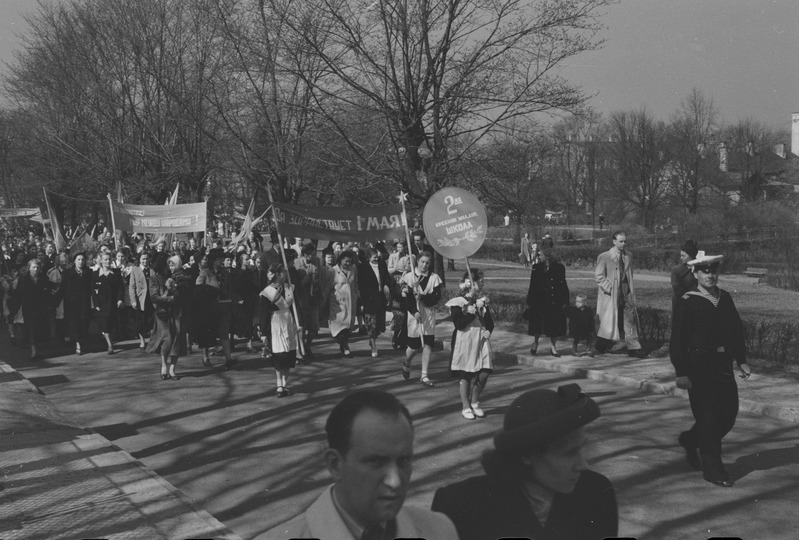 Töörahva püha 1. mail 1953. a-l. Õpilased rongkäigus.