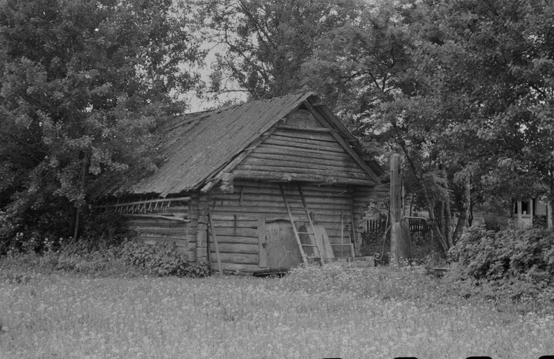 Husari talu vana ait (Väike-Maarja rajoon). Talu taga metsas Põhjasõja aegsed positsioonid