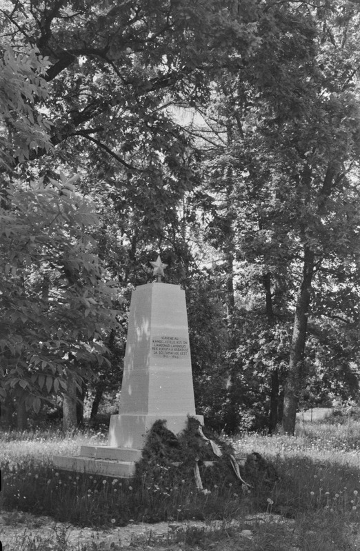 Avanduse mõisapark. Monument II maailmasõjas langenute vennashaual