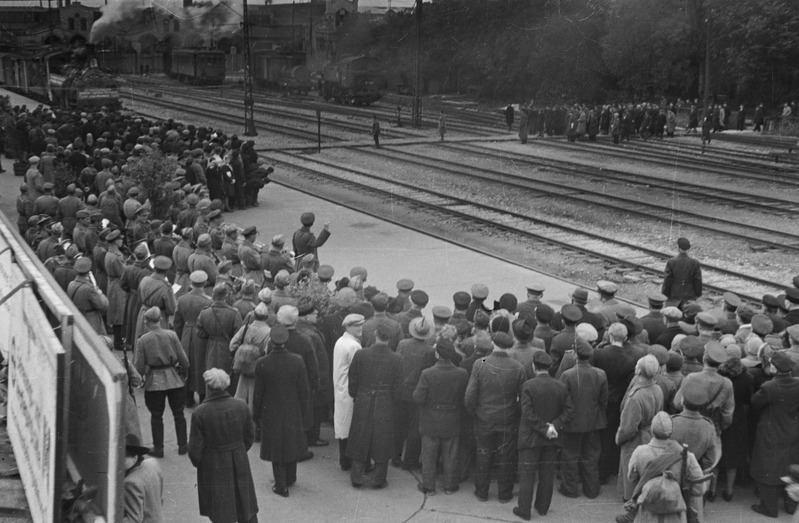 Esimese sõjajärgse reisirongi saabumine Tallinnasse.