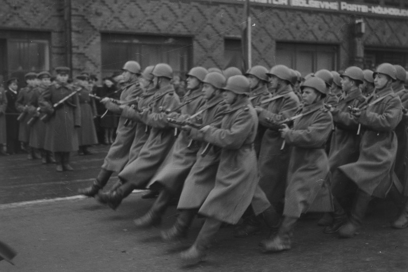 Automaaturid paraadmarsil Tallinnas Võidu väljakul. 1. mai 1946