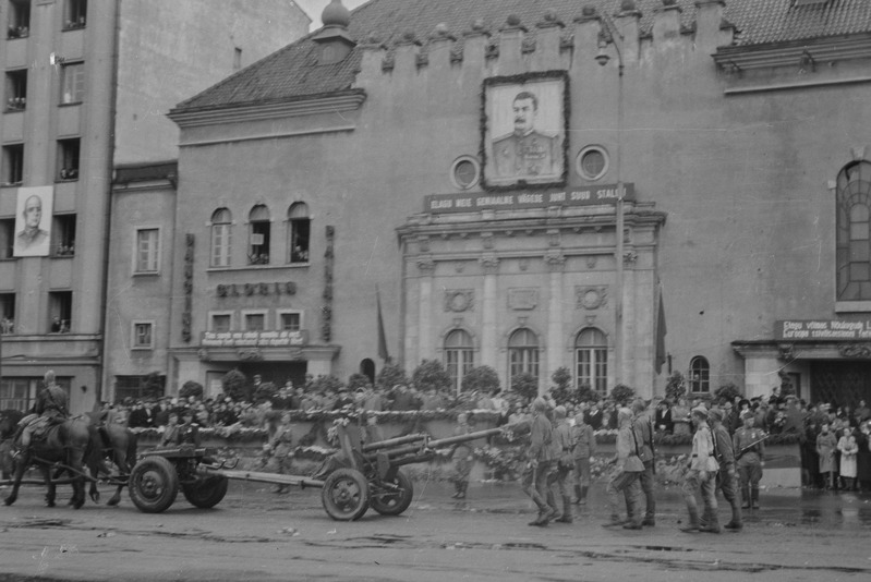 8. eesti Laskurkorpuse väeosa paraadil Tallinnas Võidu väljakul (1946)