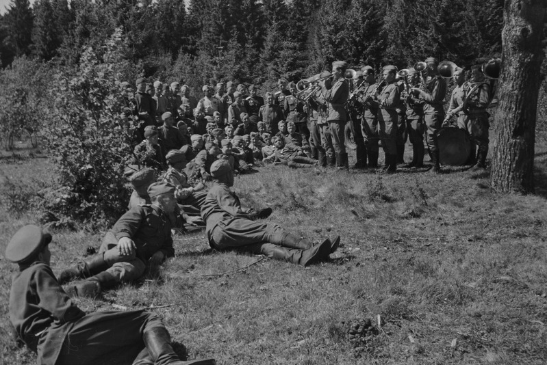 8. Eesti Laskurkorpuse K. Allikase diviisi ratsaväelased tagasiteel Kuramaalt. Sõdurid puhkamas (1944)