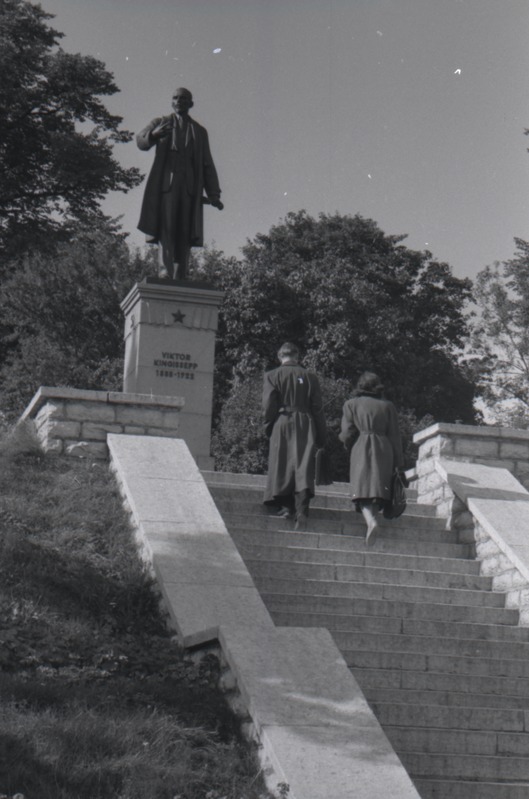 Tallinn. V. Kingissepa mälestussammas Harjumäel. Vaade Võidu väljakult