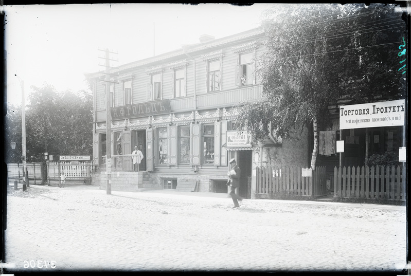 Narva-Jõesuu A. F. Holtzi kauplus Meriküla tänaval (Vabaduse pst) majas nr 19.