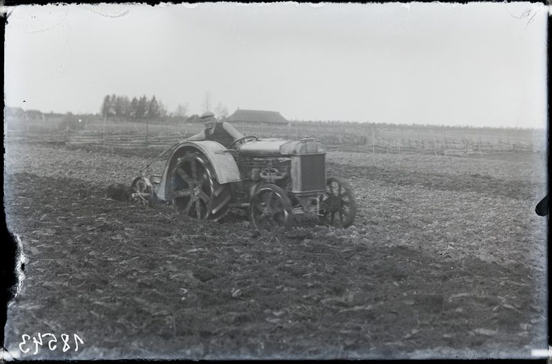 Traktor Vanatoa talu põllul. Künnab Tolliste talu peremees Jaan Reimer.