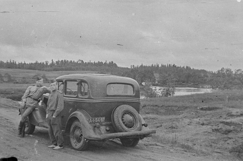 7. Eesti Laskurdiviis. Auto ja kaks sõjaväelast tee ääres