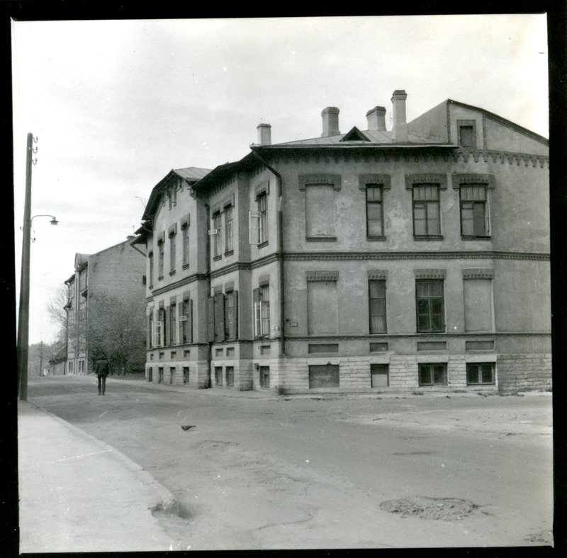 Hoone Lennuki t. ja Turu põik nurgal. Enne 1917. a. oli mereväeohvitseride lõbumaja.