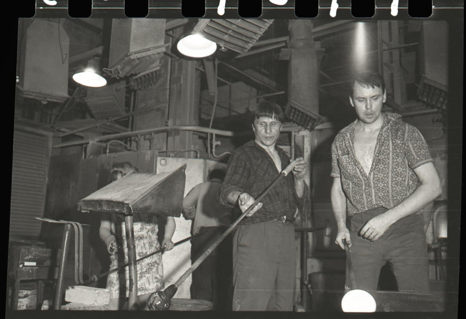 Tehase "Tarbeklaas" klaasipuhumise tsehh 1975.a. Vasakpoolne mees Ants Leinberg (?)