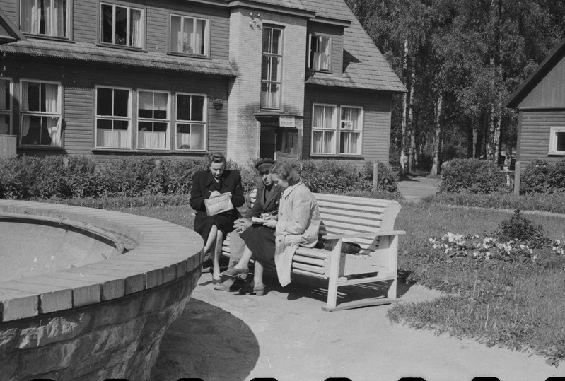 Järvakandi tehas - vana tööline Seemaniga vestlemas muuseumi töötajad Sõerd ja Kangur.