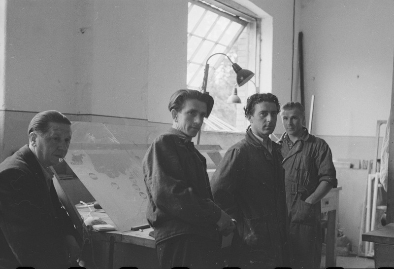 Järvakandi tehas - laiatarbetsehhi juhataja koos kunstnikega, kes valmistavad Moskva põllumajandus näituseks klaasist ENSVL kaarti