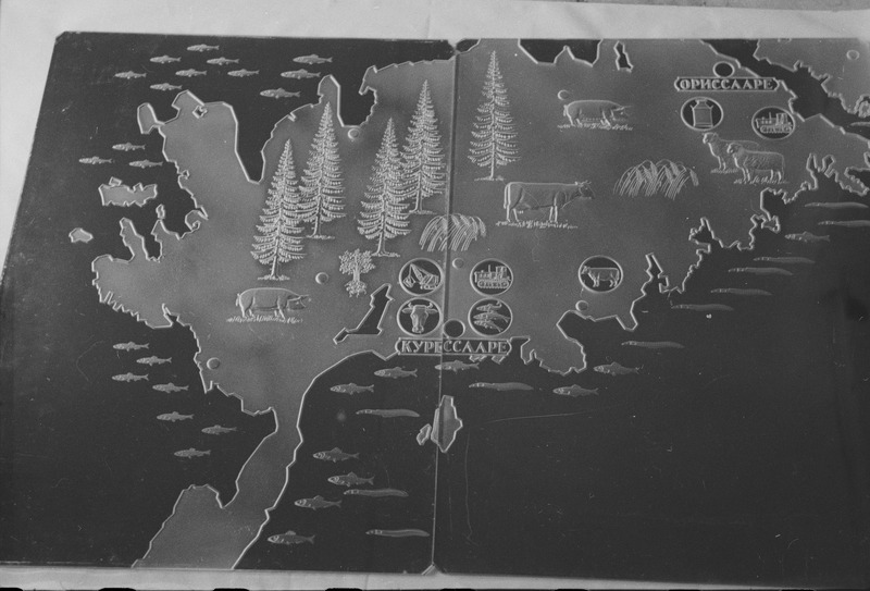 Järvakandi tehas - laiatarbetsehhi juhataja koos kunstnikega, kes valmistavad Moskva põllumajandus näituseks klaasist ENSVL kaarti