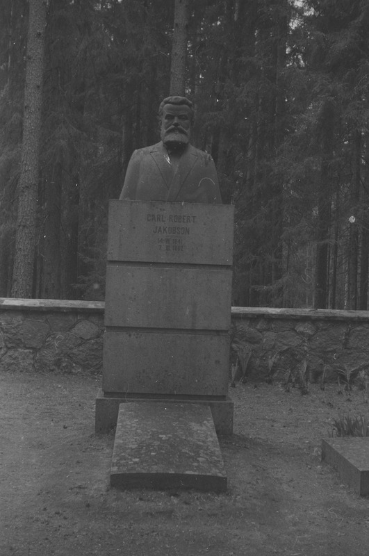 Carl Robert Jakobsoni hauasammas Vändra rajoonis.