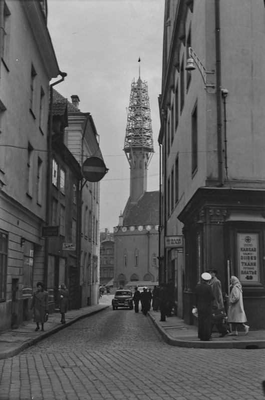 Tallinna Raekoja torni renessanss stiilis kiivri taastamine. Vaade Raekoja platsi poolt.