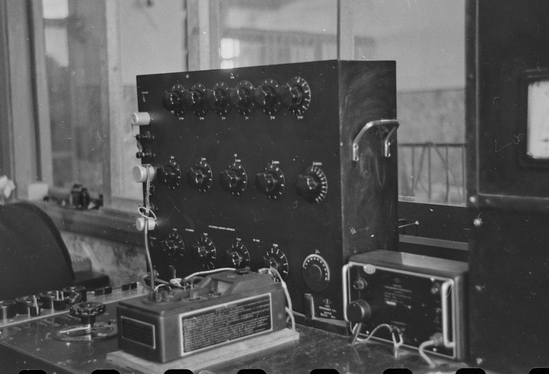 Tehas Eesti Kaabel. Kõrgepinge lülituspult koos dielektriliste kadude mõõtjaga. Saabus Kiievist mais 1953.