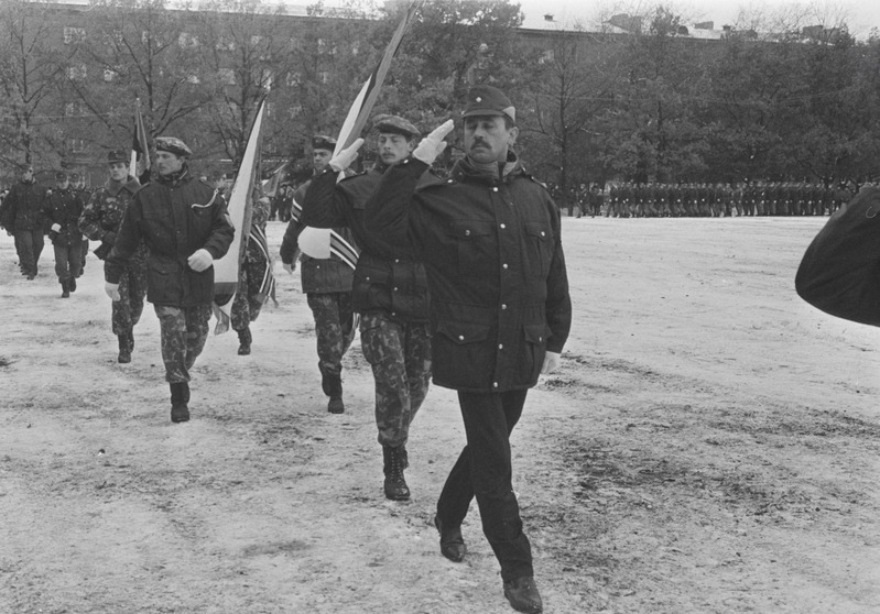 Narva. Piirivalvevägede paraad. Lillede asetamine endise Vabadussõja mälestusmärgi rusudele.