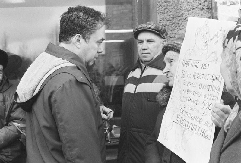 Narva. Veteranide pikett endise linna täitevkomitee hoone ees. 4.1992