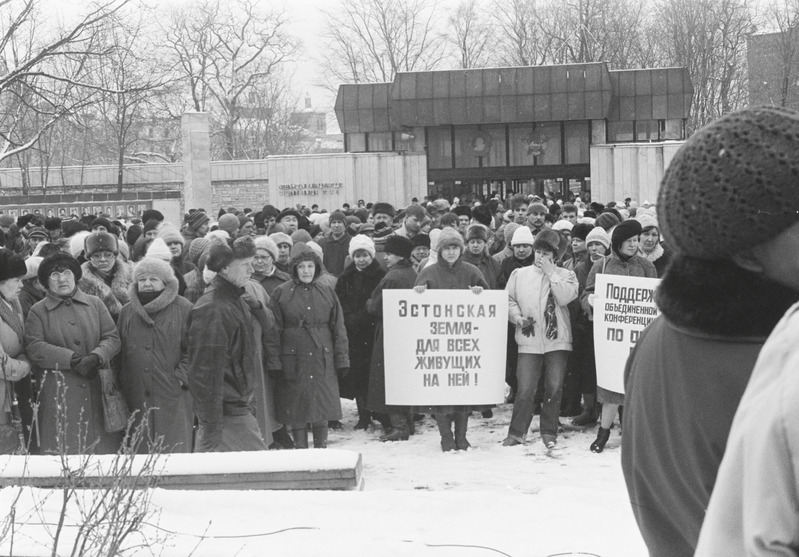 Narva. Kreenholmi Manufaktuuri täöötajate miiting üldstreigi toetuseks. 4.1992.