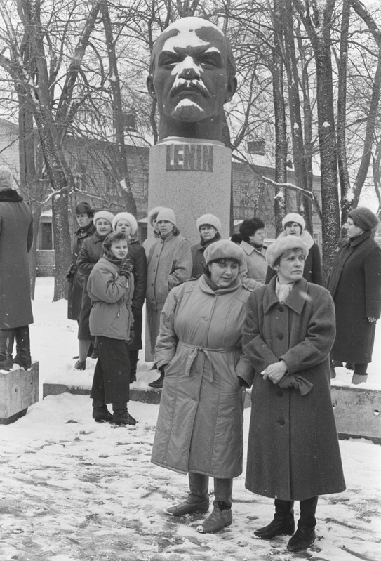 Narva. Kreenholmi Manufaktuuri täöötajate miiting üldstreigi toetuseks. 4.1992.