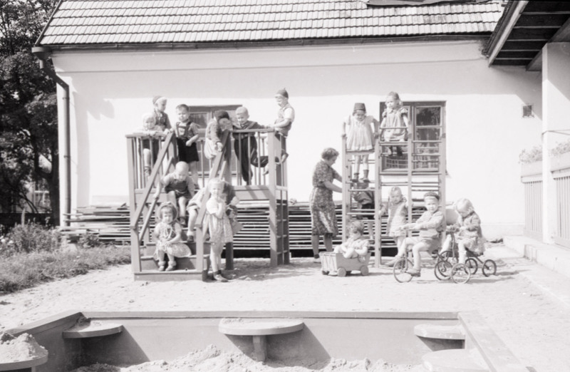 Tallinna 18. Lasteaed Pioneeride tänaval (Toom-Kuninga). Lapsed maja ees mängimas.