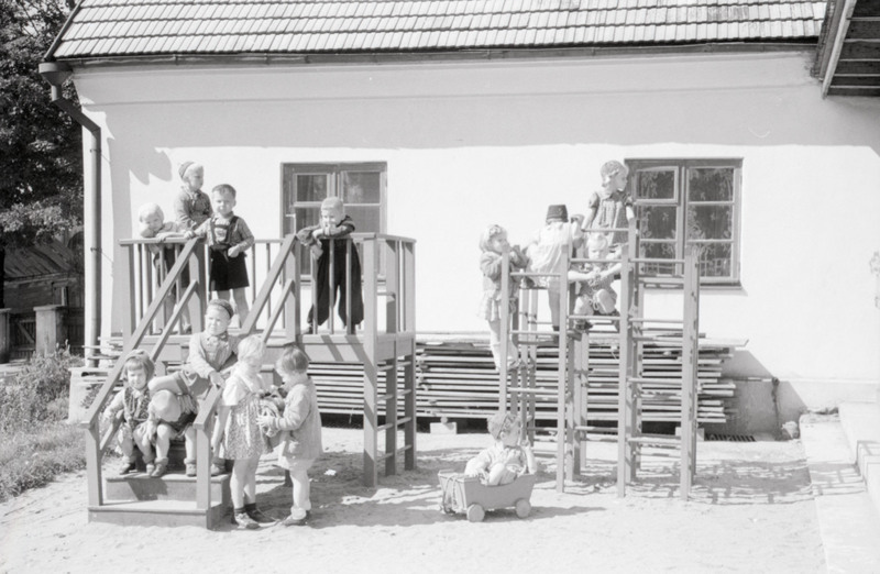 Tallinna 18. Lasteaed Pioneeride tänaval (Toom-Kuninga). Lapsed maja ees mängimas.
