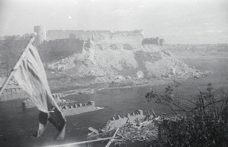 II maailmasõda. Roodukomandör leitnant D. Sergejev heiskas Narva kohale võidulipu.