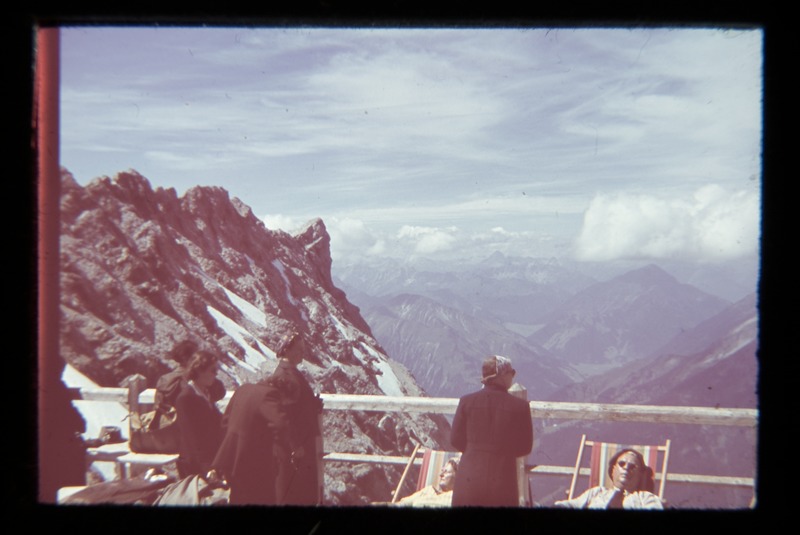 Vaade orgu, ees puitpiirde ääres toolidel, laua taga inimesed.