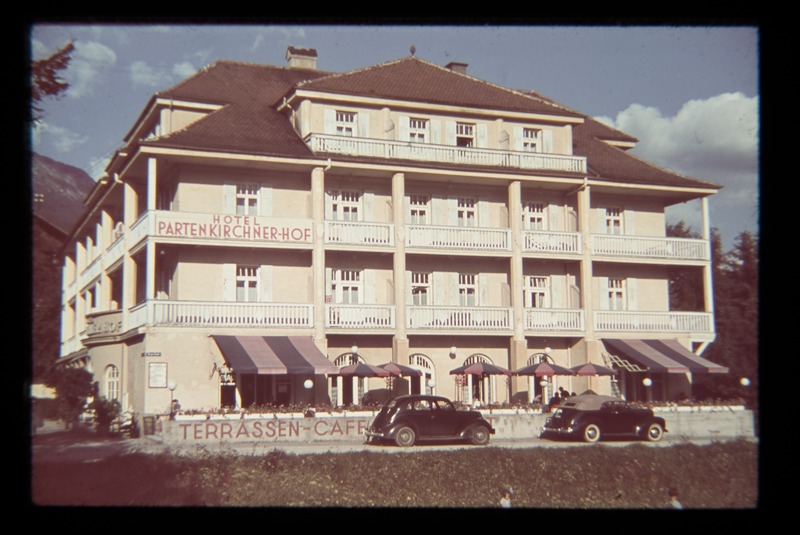 Hotell PARTENKIRCHNER-HOF, hoone ees päikesevarjud, kaks autot.